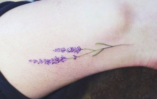 女性脚踝上时尚清新的小纹身图案