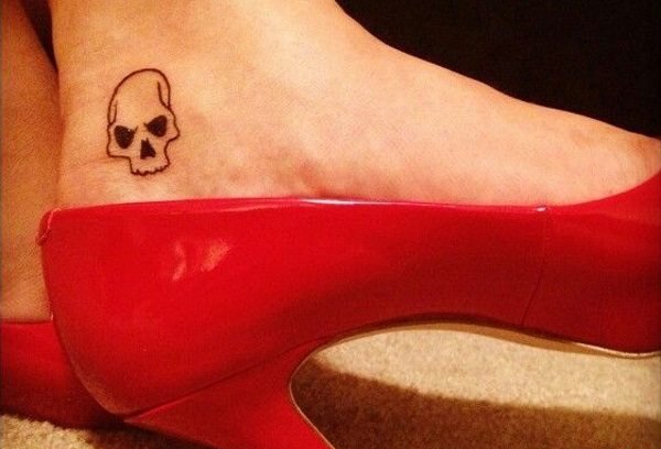 女性脚踝上时尚清新的小纹身图案