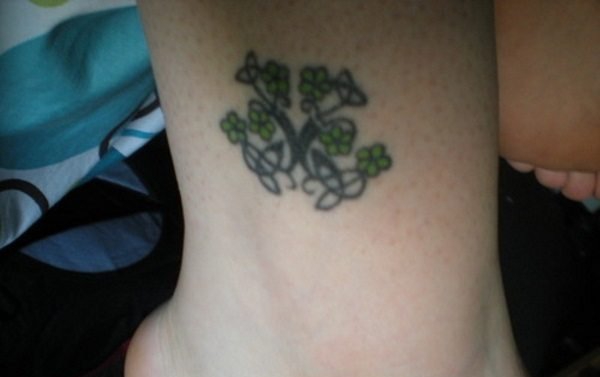 女性脚踝上时尚清新的小纹身图案