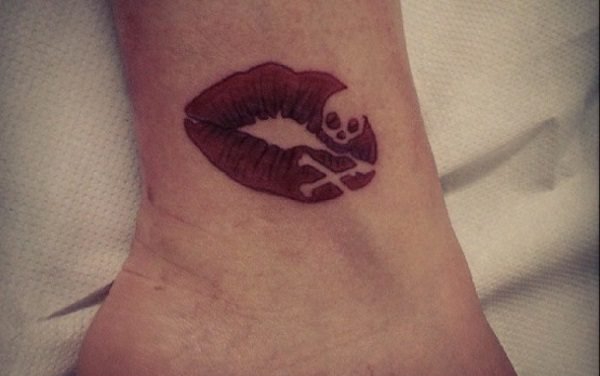 女性脚踝上时尚清新的小纹身图案