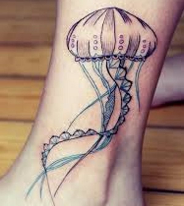 女性脚踝上时尚清新的小纹身图案