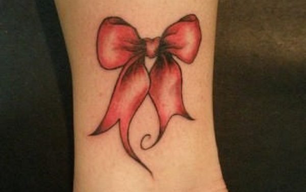 女性脚踝上时尚清新的小纹身图案