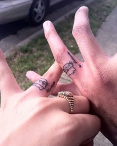 情侣恋人手指关节上的各种指环纹身图案