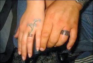 情侣恋人手指关节上的各种指环纹身图案