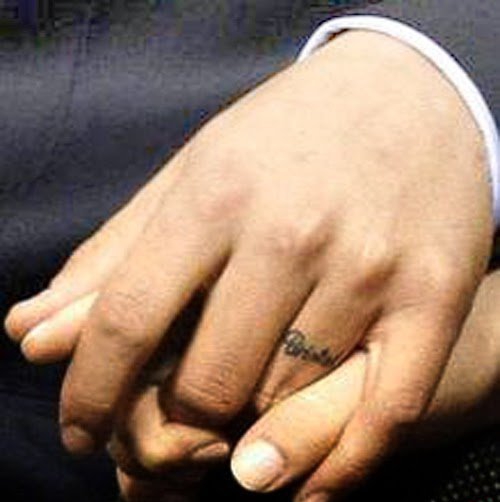 情侣恋人手指关节上的各种指环纹身图案