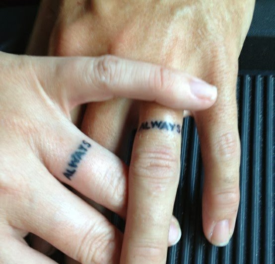 情侣恋人手指关节上的各种指环纹身图案