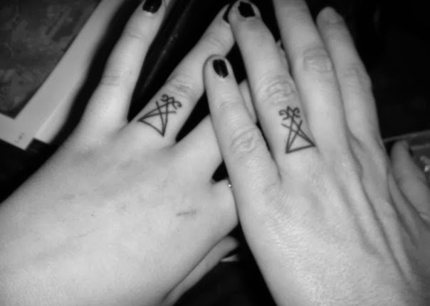 情侣恋人手指关节上的各种指环纹身图案