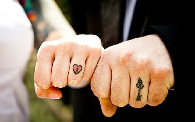 情侣恋人手指关节上的各种指环纹身图案
