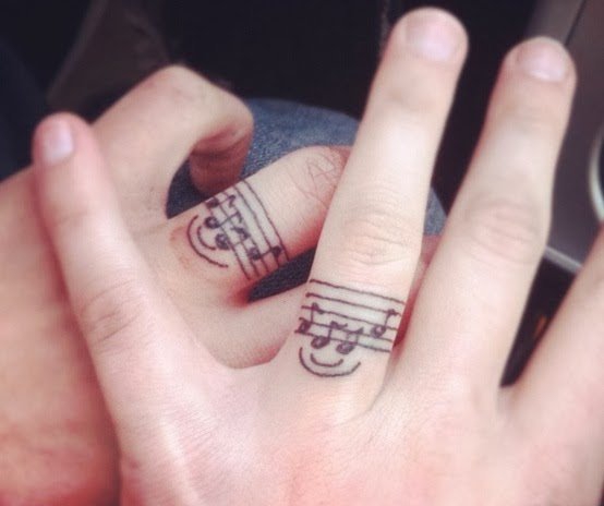 情侣恋人手指关节上的各种指环纹身图案