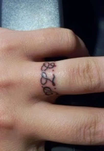 情侣恋人手指关节上的各种指环纹身图案