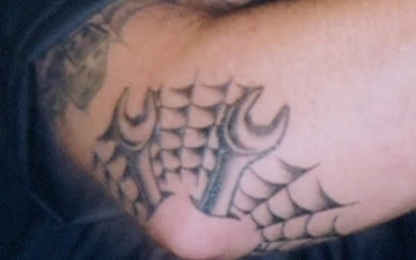 手臂肘部上的个性纹身图案