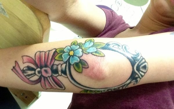 手臂肘部上的个性纹身图案