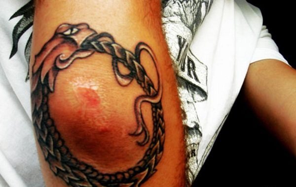 手臂肘部上的个性纹身图案