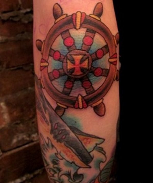 手臂肘部上的个性纹身图案