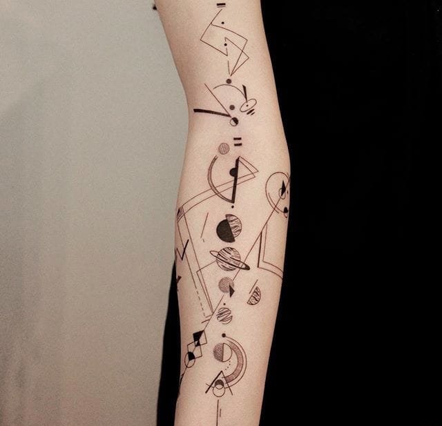 看起来有点杂乱的抽象几何纹身图案