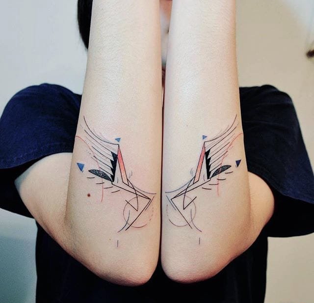 看起来有点杂乱的抽象几何纹身图案