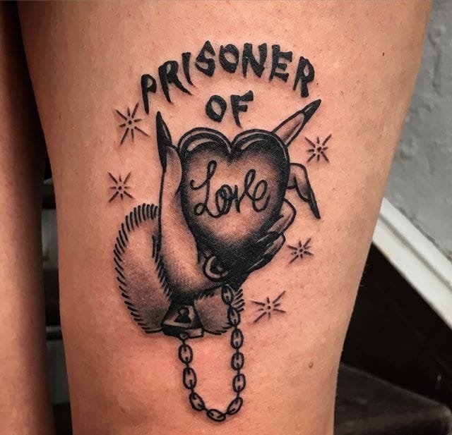 恋人一双漂亮的戴着手铐的祈祷之手纹身图案