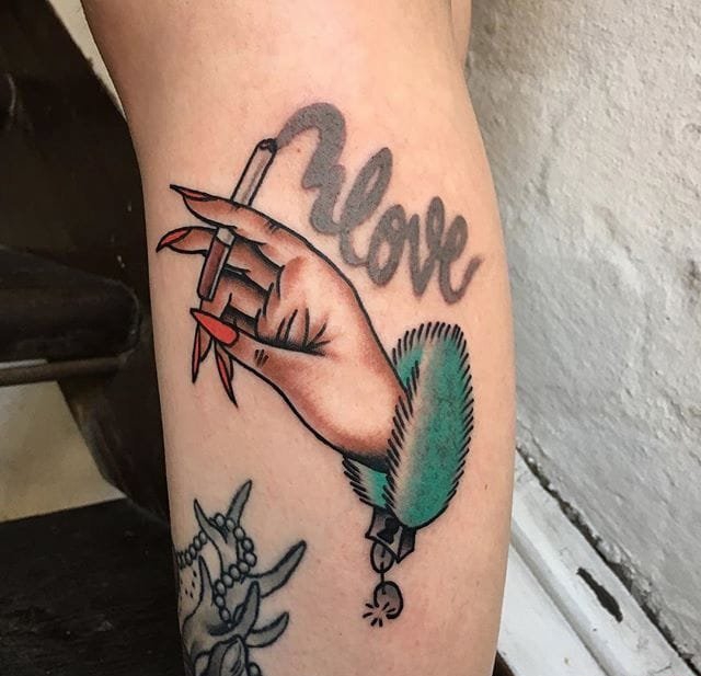 恋人一双漂亮的戴着手铐的祈祷之手纹身图案