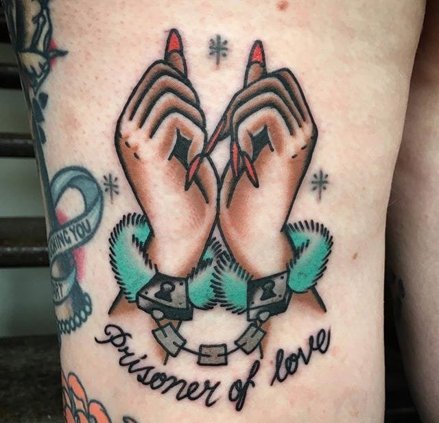 恋人一双漂亮的戴着手铐的祈祷之手纹身图案