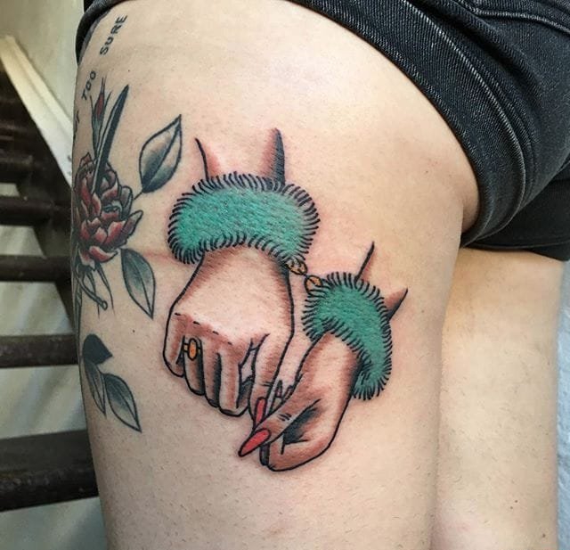 恋人一双漂亮的戴着手铐的祈祷之手纹身图案