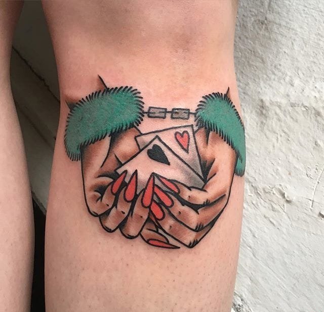 恋人一双漂亮的戴着手铐的祈祷之手纹身图案