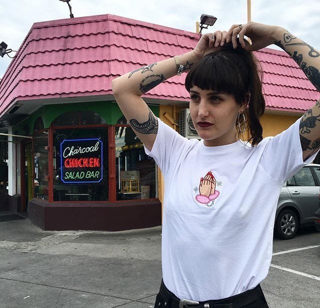 恋人一双漂亮的戴着手铐的祈祷之手纹身图案