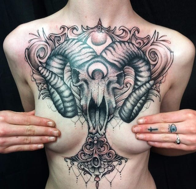 巨大的性感的胸部纹身图案来自于纹身师劳伦斯