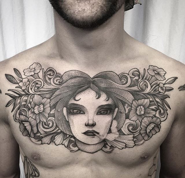 巨大的性感的胸部纹身图案来自于纹身师劳伦斯