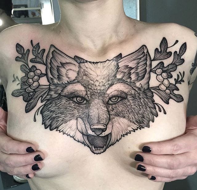 巨大的性感的胸部纹身图案来自于纹身师劳伦斯