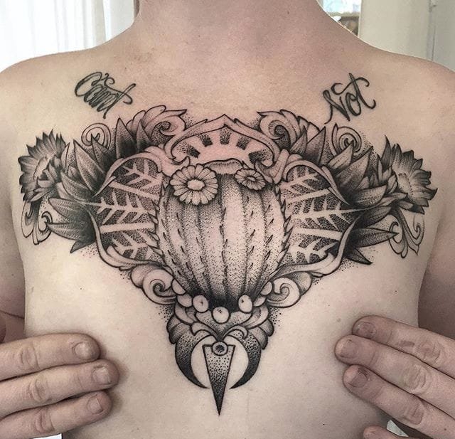 巨大的性感的胸部纹身图案来自于纹身师劳伦斯