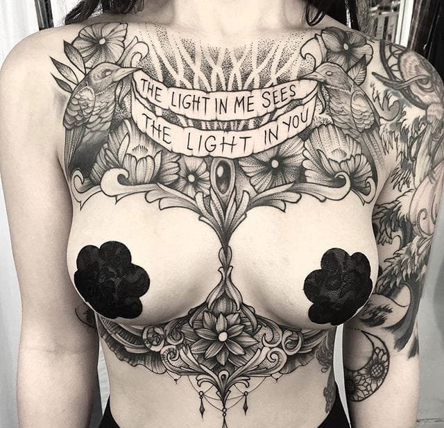 巨大的性感的胸部纹身图案来自于纹身师劳伦斯