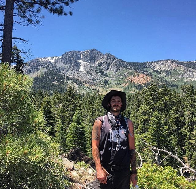 巨大的性感的胸部纹身图案来自于纹身师劳伦斯