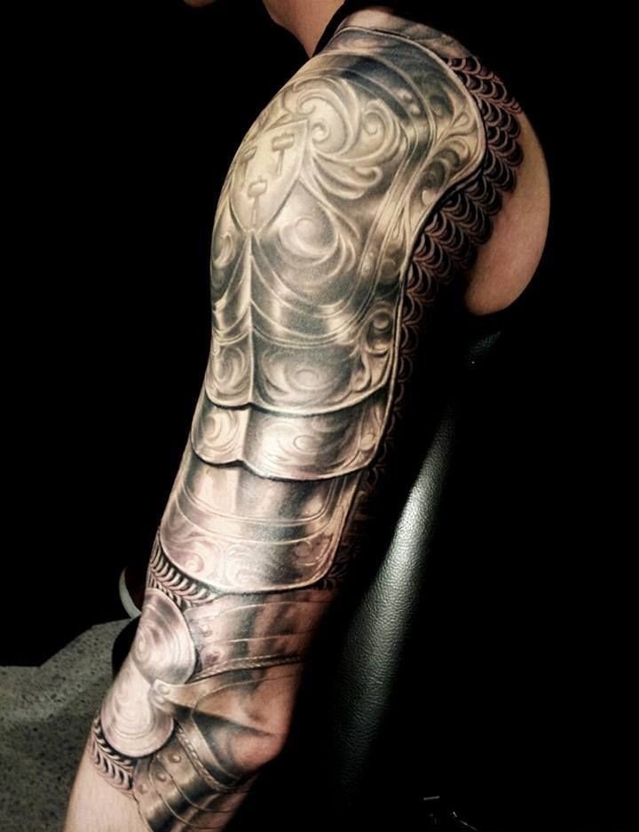 男子左手花臂3D盔甲纹身图片缩略频道推荐图