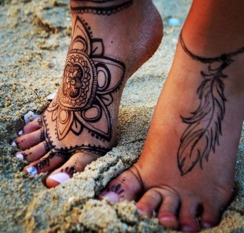 女性双脚上的同款匹配的纹身图案