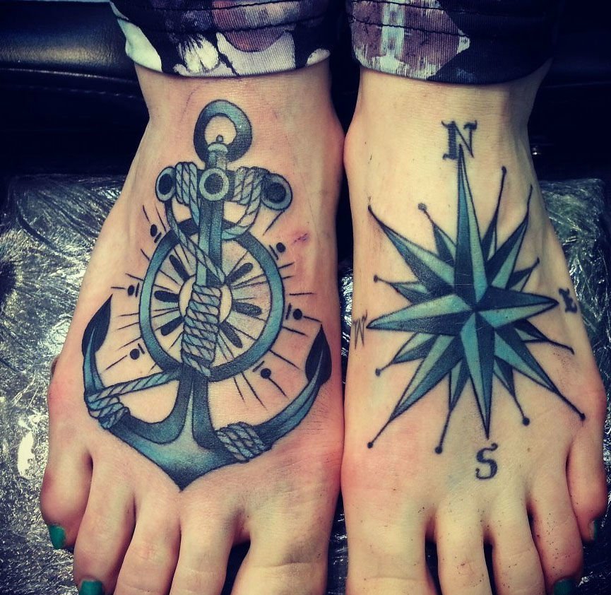 女性双脚上的同款匹配的纹身图案