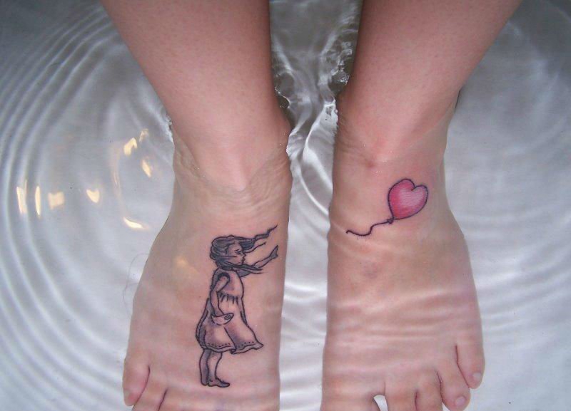 女性双脚上的同款匹配的纹身图案