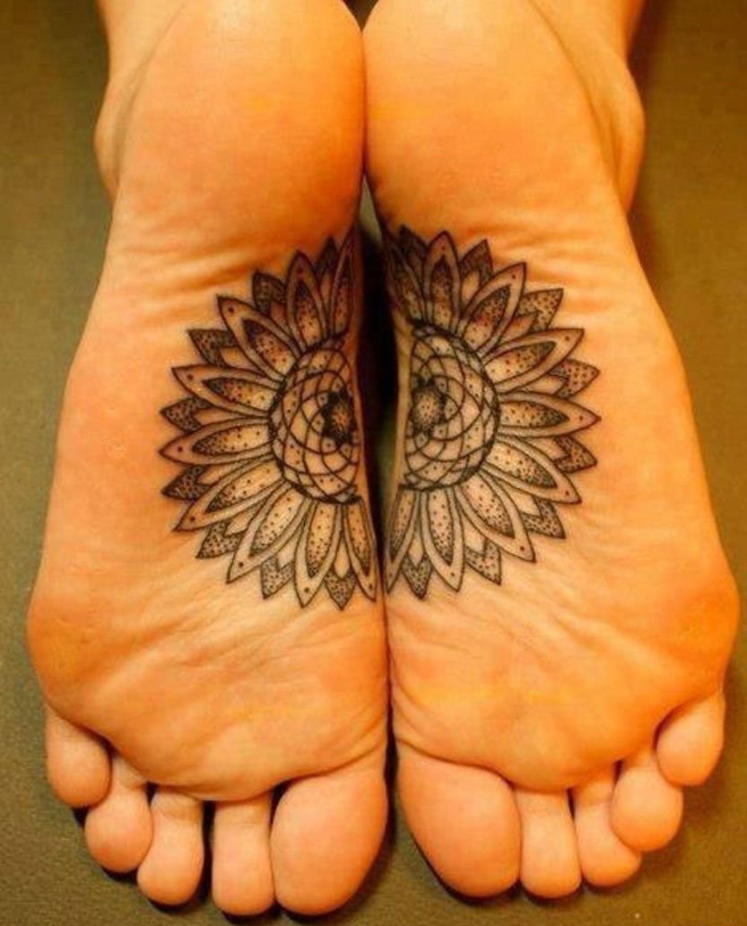 女性双脚上的同款匹配的纹身图案