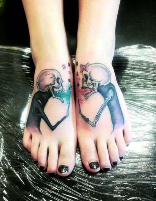 女性双脚上的同款匹配的纹身图案