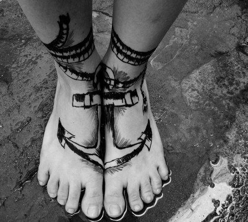 女性双脚上的同款匹配的纹身图案