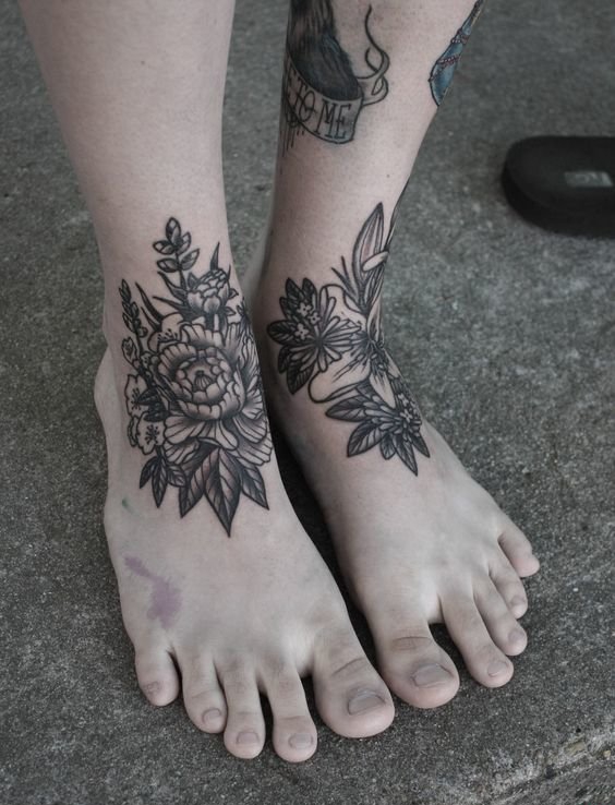 女性双脚上的同款匹配的纹身图案