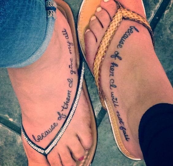 女性双脚上的同款匹配的纹身图案