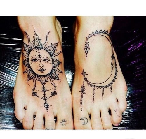 女性双脚上的同款匹配的纹身图案