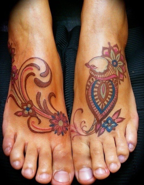 女性双脚上的同款匹配的纹身图案