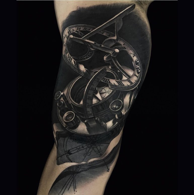 手大臂膀上的精美的钟表指南针纹身图片