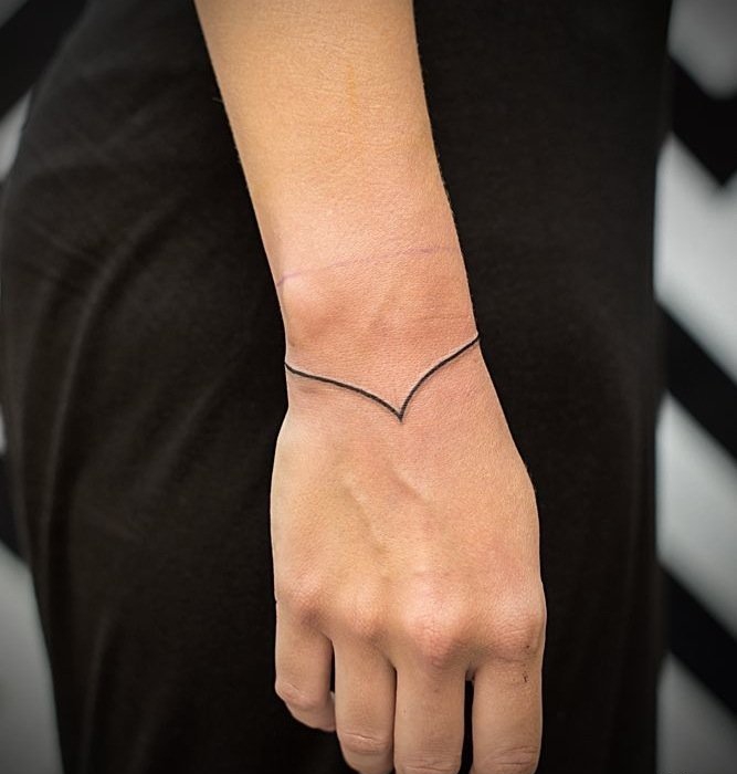 女性简洁清新的小图案纹身