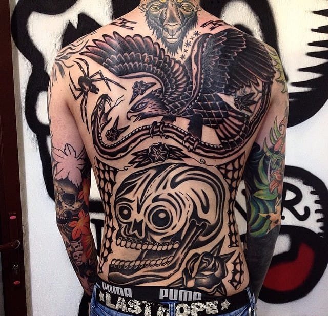 男子喜爱的头骨和人物头像和动物的满背纹身图案
