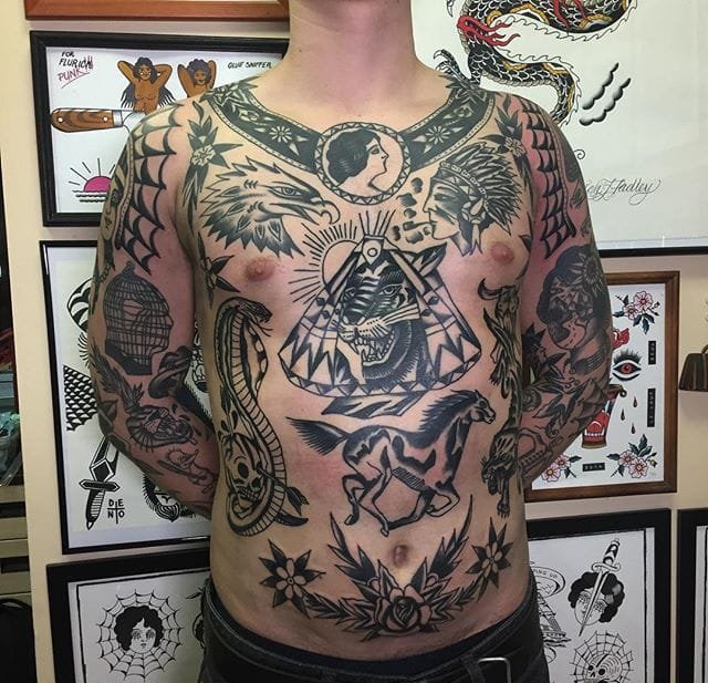 男子喜爱的头骨和人物头像和动物的满背纹身图案