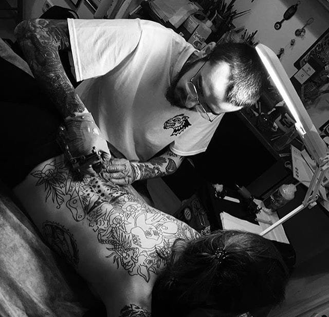 男子喜爱的头骨和人物头像和动物的满背纹身图案