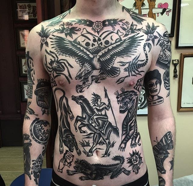 男子喜爱的头骨和人物头像和动物的满背纹身图案