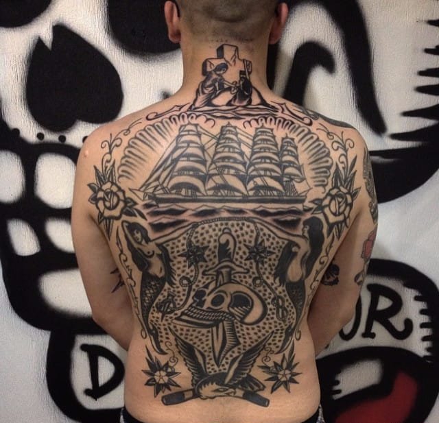 男子喜爱的头骨和人物头像和动物的满背纹身图案